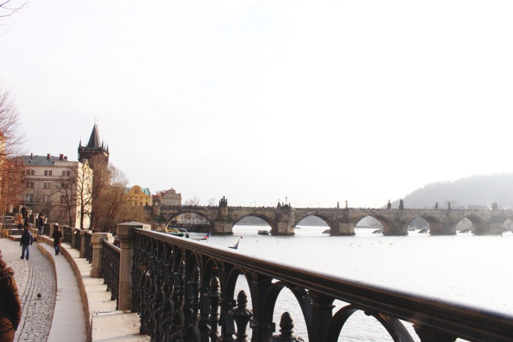 Karlsbrücke-Prag-Sehenswürdigkeit-Touristenattraktion