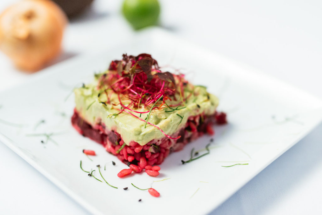 vegan-joya-rote Rüben-vorspeise-avocado creme-vegetarisch