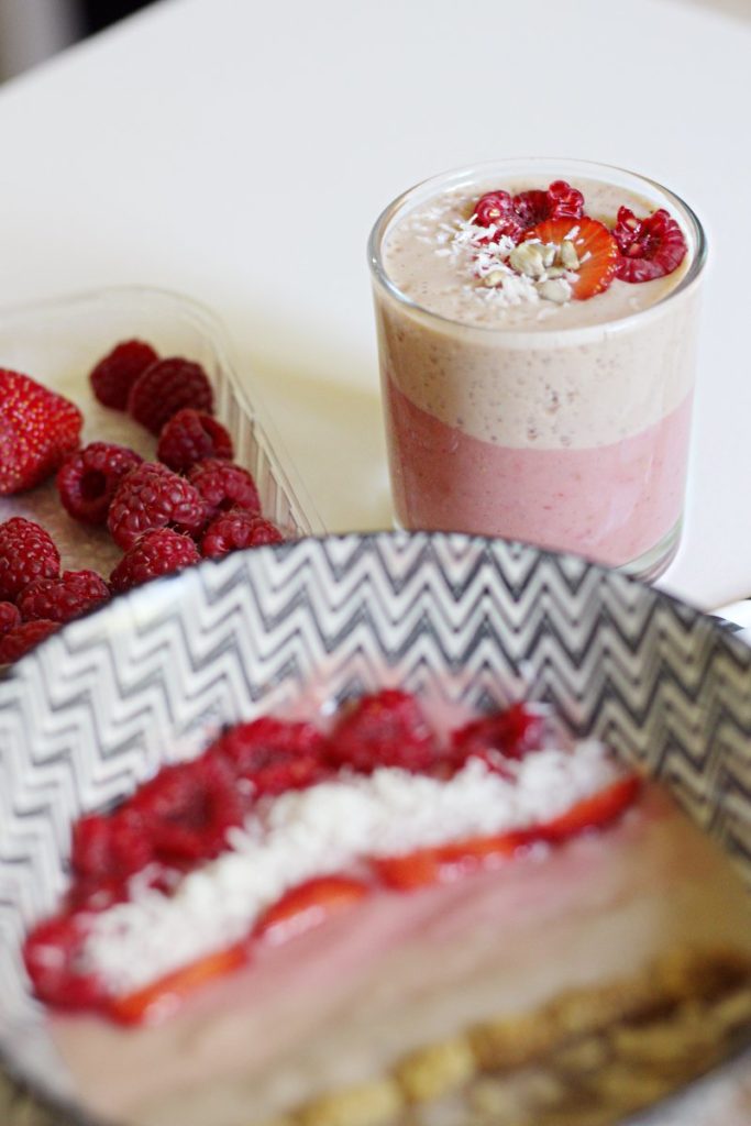 vegan-frühstück- smoothie bowl-vegan smoothie-fruits