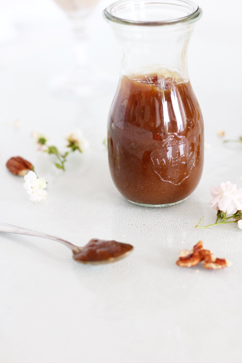 dattelsirup-dattelsirup selber herstellen-vegane Caramellsauce-vegan-rohkost-vanillaholica