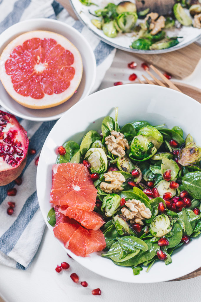 Winter Salat mit Walnüssen, Grapefruit und Granatapfelkernen