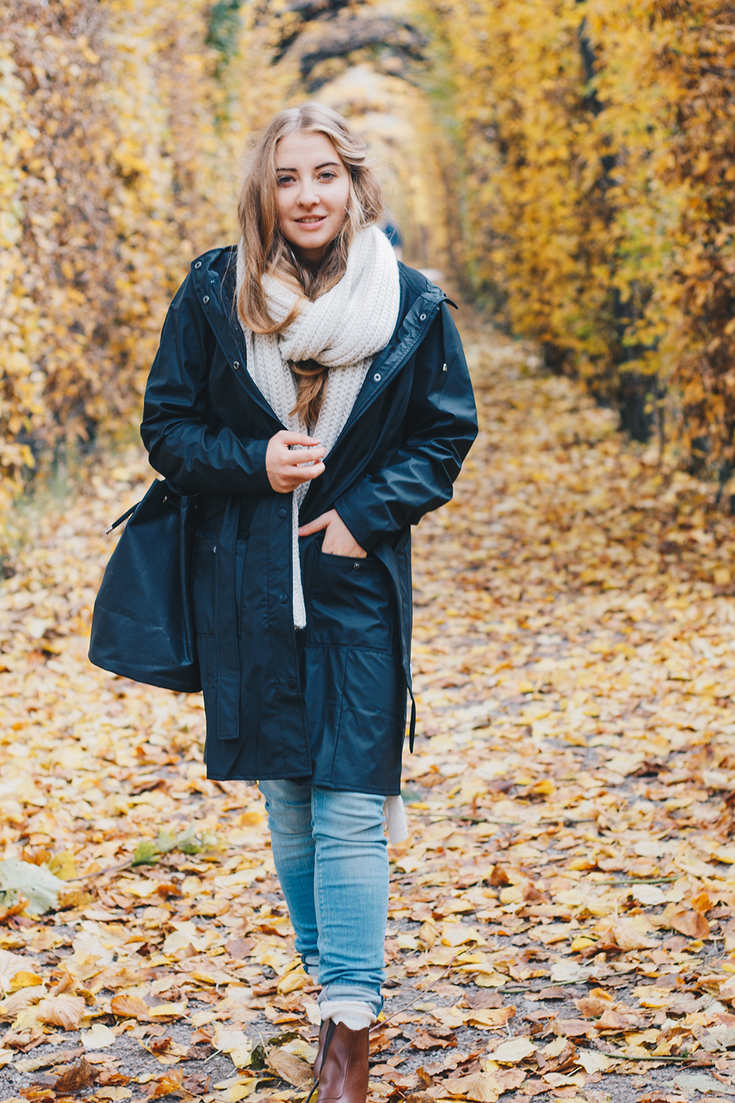 Outfit // Die nachhaltige Regenjacke in Trenchcoat Optik / RAINS