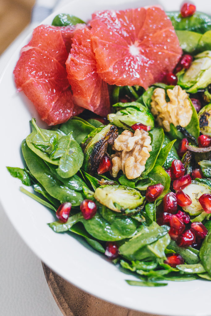 Winter Salat mit Walnüssen, Grapefruit und Granatapfelkernen