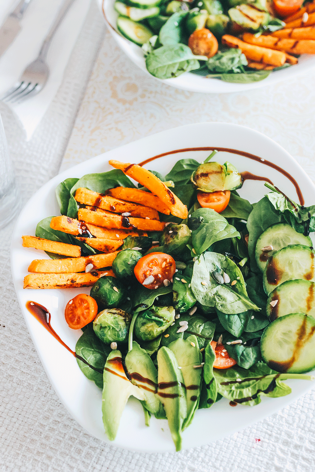 Babyspinat Salat mit Süßkartoffel, Avocado und Kohlsprossen