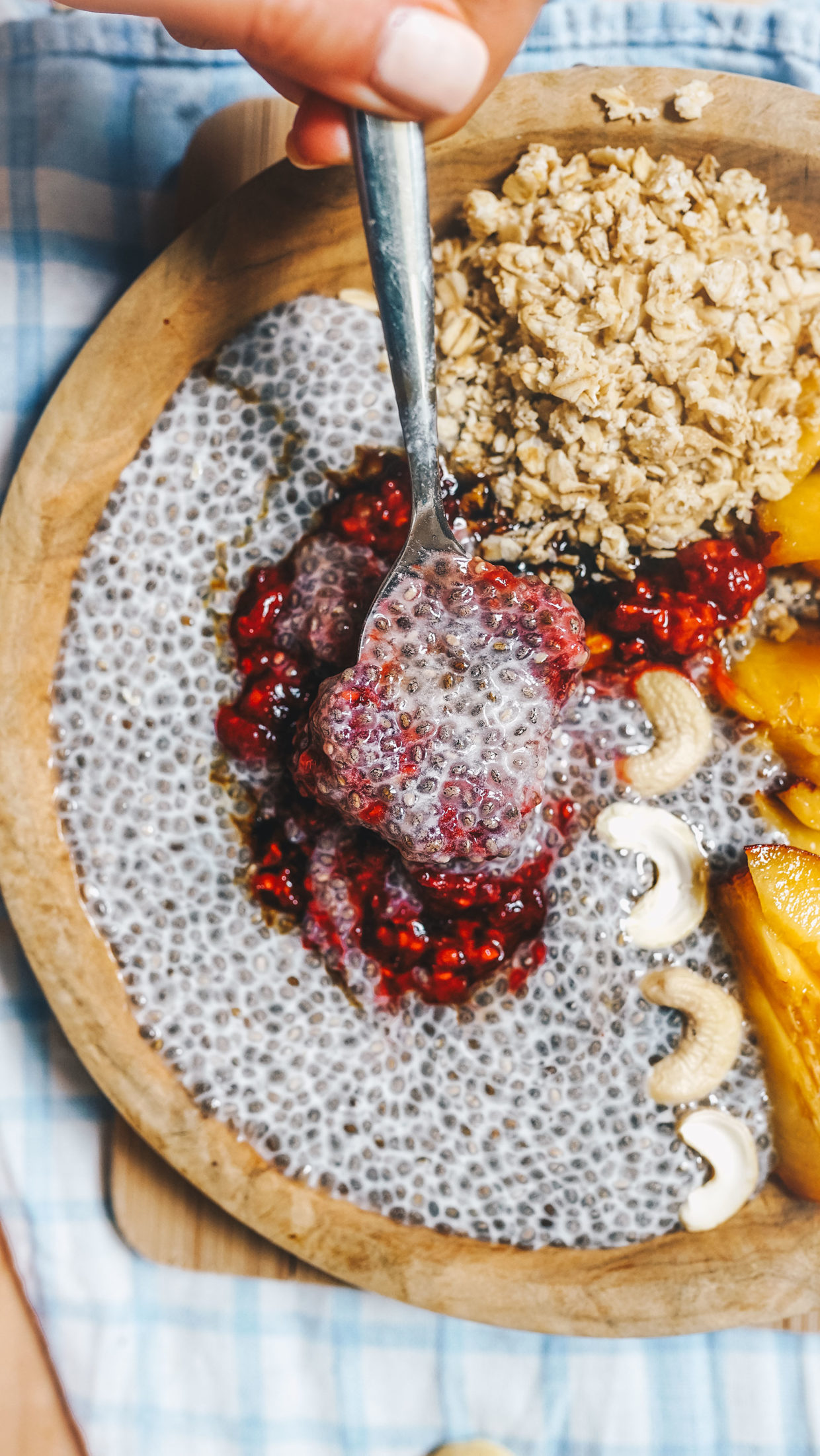 In 3 Schritten zum perfekten veganen Chia Pudding mit heißen Beeren