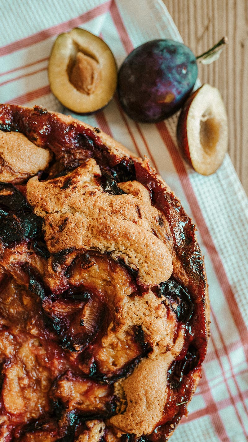 Ein veganes Zwetschkenkuchen Rezept, das in wenigen Minuten kreiert ist. Der Duft der Zwetschken erinnert an den Herbst. Die Zwetschge ist ein Saison Obst aus dem Herbst und daher ist jetzt die richtige Zeit für einen veganen Zwetschgenkuchen. Ein einfaches, leckeres, schnelles Herbstrezept.