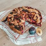 Veganer Zwetschkenkuchen Rezept auf VANILLAHOLICA.com . Ein veganes Zwetschkenkuchen Rezept, das in wenigen Minuten kreiert ist. Der Duft der Zwetschken erinnert an den Herbst. Die Zwetschge ist ein Saison Obst aus dem Herbst und daher ist jetzt die richtige Zeit für einen veganen Zwetschgenkuchen. Ein einfaches, leckeres, schnelles Herbstrezept.