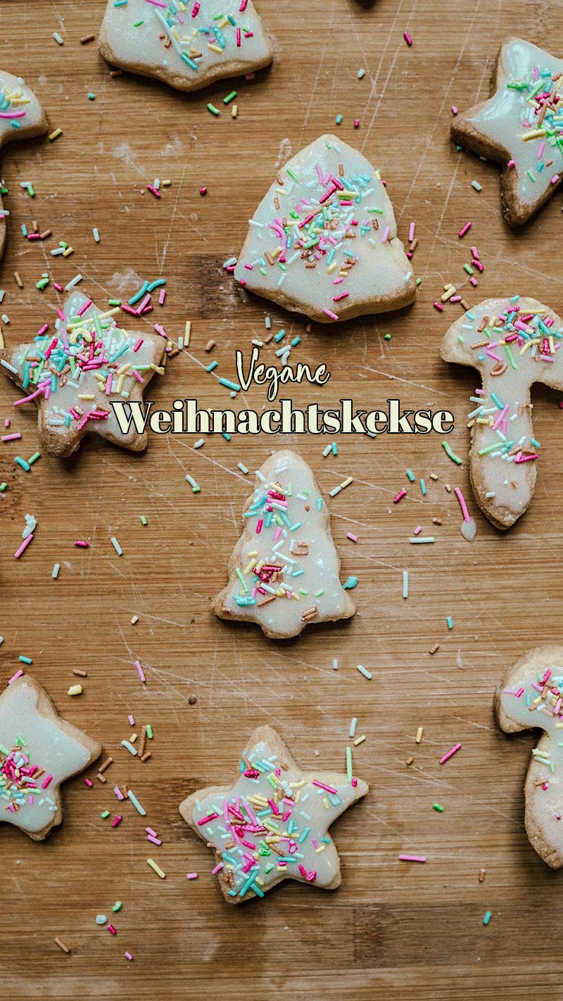 Ich habe es gewagt und vegane Weihnachtskekse aus dem Stehgreif gebacken, und kann sagen, sie sind echt gut geworden. Zum ersten Mal habe ich einen veganen, gehackten Mürbeteig probiert, um möglichst die perfekte Textur für vegane Ausstechen Kekse zu bekommen. Probier es doch einfach mal selbst mit diesem Rezept für vegane Weihnachtskekse !