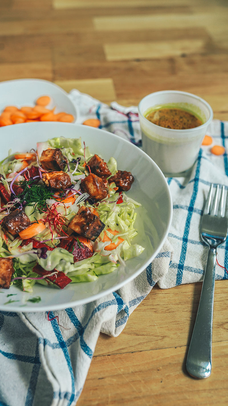 BBQ Tofu in würzigem, bunten Krautsalat