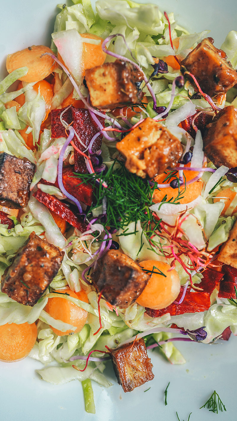 BBQ Tofu in würzigem, bunten Krautsalat