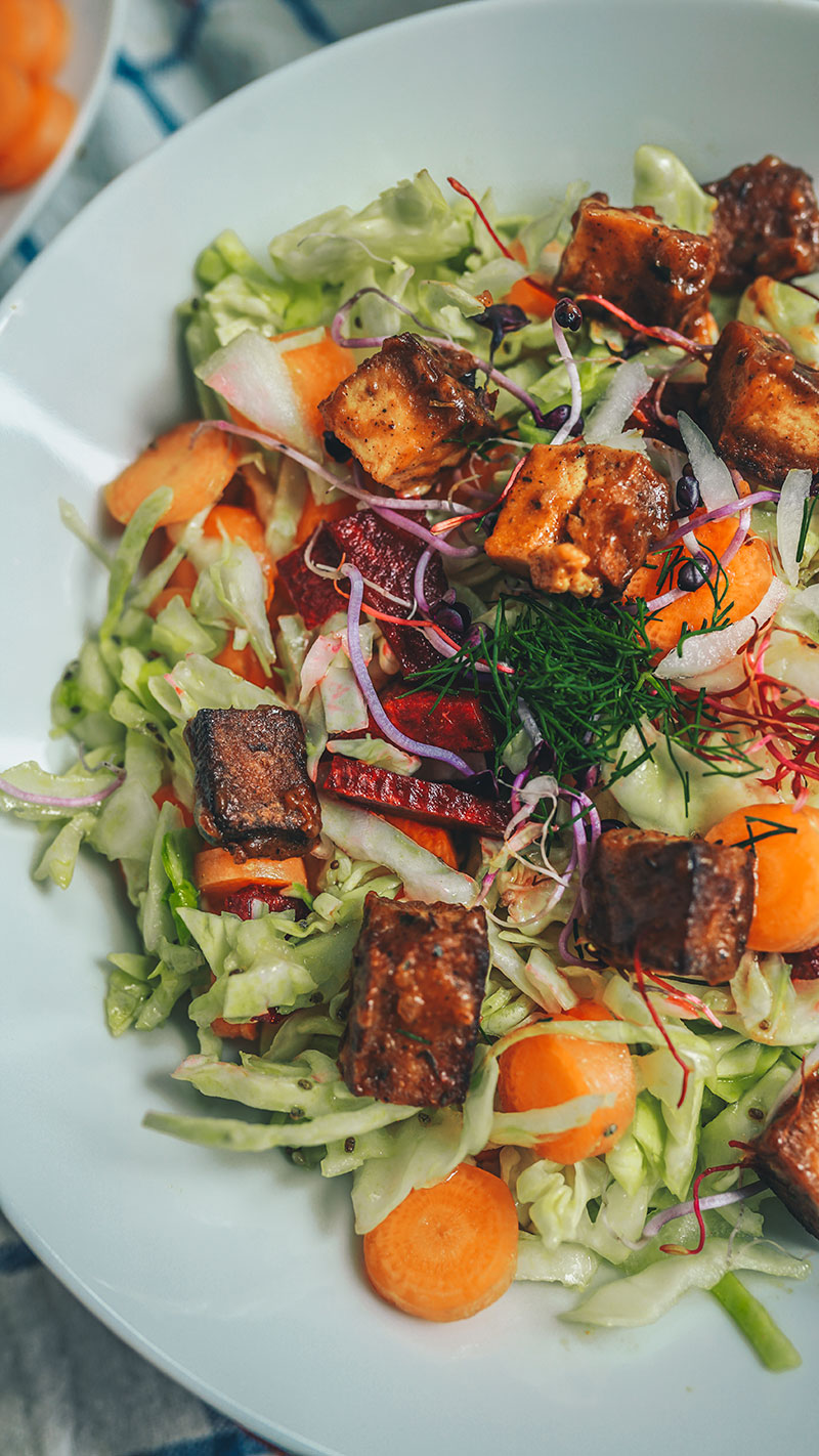 BBQ Tofu in würzigem, bunten Krautsalat